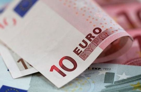 Java nis me renie te forte te euros dhe dollarit: Ja sa u kembyen sot monedhat e huaja